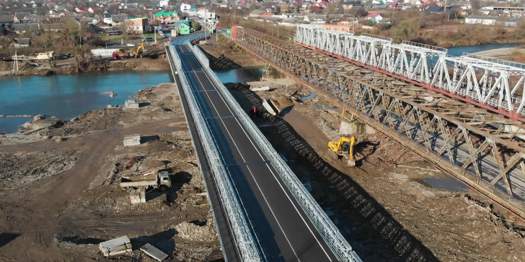 Un pont temporaire (à gauche) fait d’éléments modulaires à Teresva, dans la région de Zakarpattia.