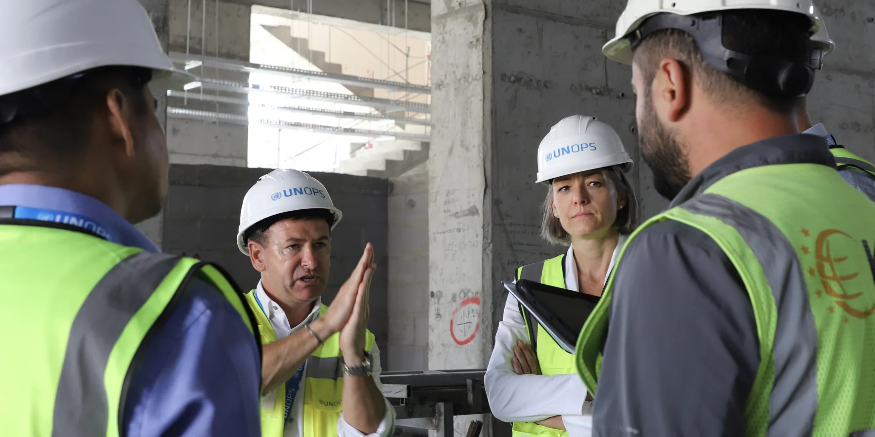 Des membres de l’équipe d’ingénierie de l’UNOPS effectuent une inspection des installations pour s’assurer que le matériel de pointe pourra y être utilisé en toute sécurité.