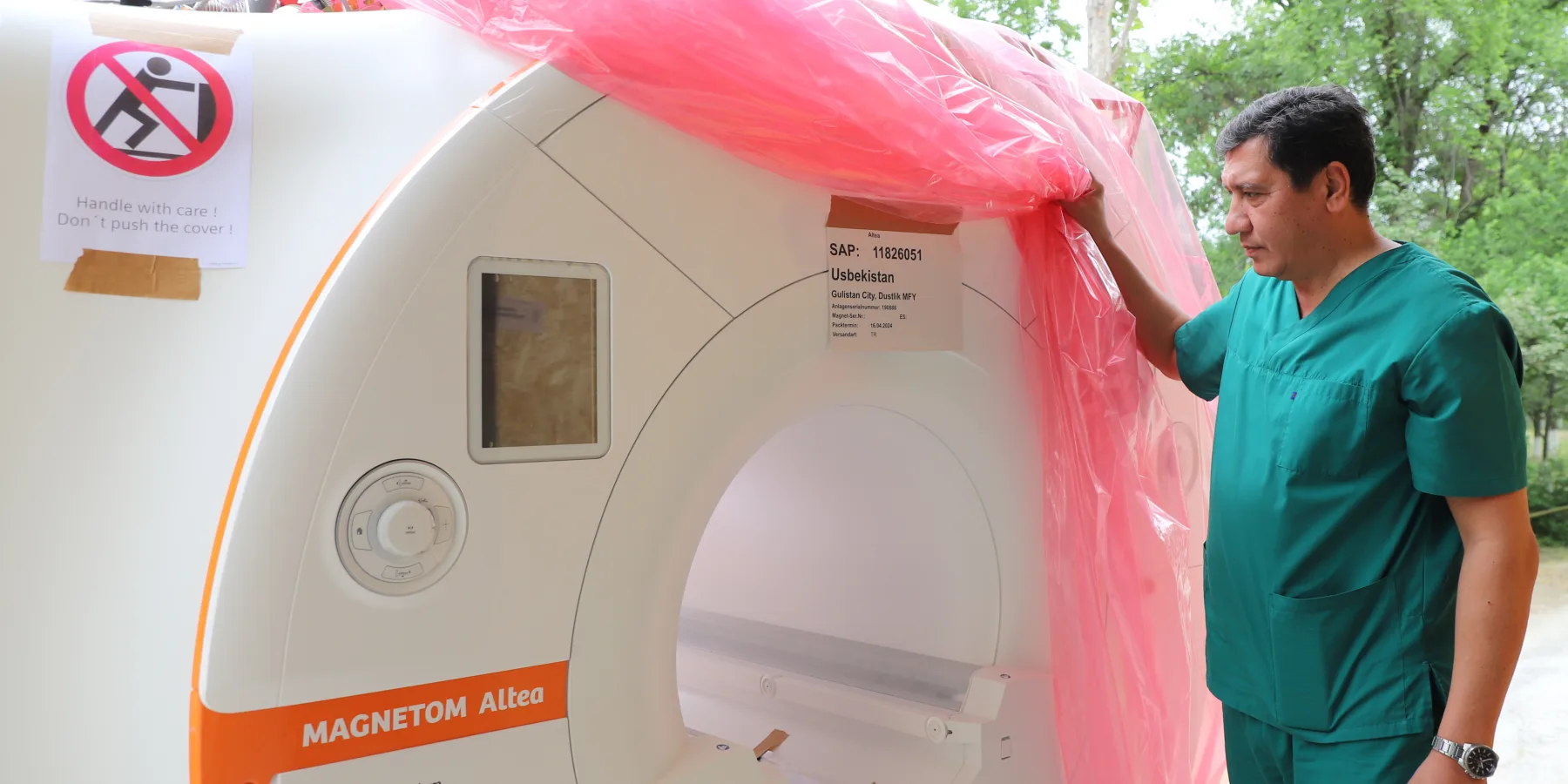 Le directeur du Centre médical d’oncologie et de radiologie de la région de Syrdarya déballe un appareil d’imagerie par résonance magnétique nouvellement livré.