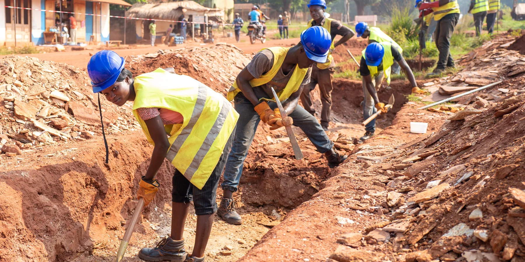 En République centrafricaine, dans le cadre d’un projet d’aide aux communautés déplacées, près de 15 000 emplois temporaires ont été créés dans le secteur de la construction en 2019, dont près de la moitié pour des femmes.