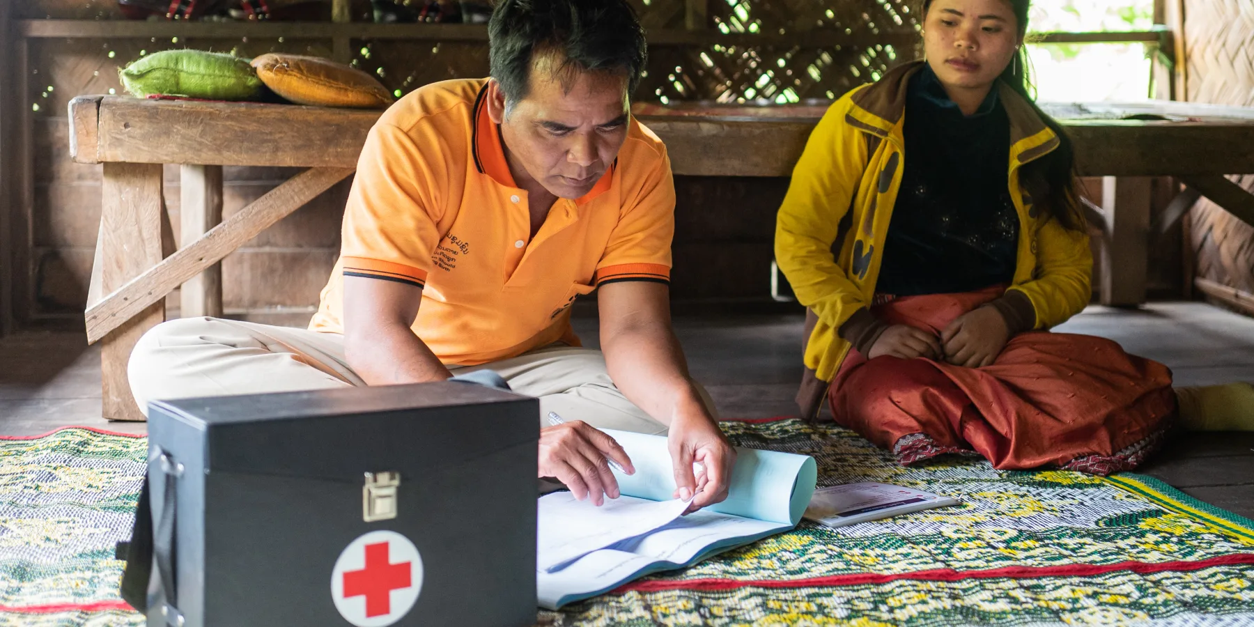 Bounyai, un travailleur de santé bénévole de la province de Salavan, au Laos, effectue des tests de dépistage du paludisme et fournit des traitements antipaludéens, en plus de sensibiliser sa communauté en matière de santé