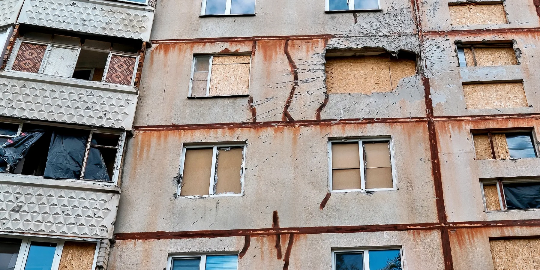 Un immeuble résidentiel endommagé dans le nord du district de Saltivka, à Kharkiv. La façade porte les marques de l’explosion d’une bombe à sous-munitions.