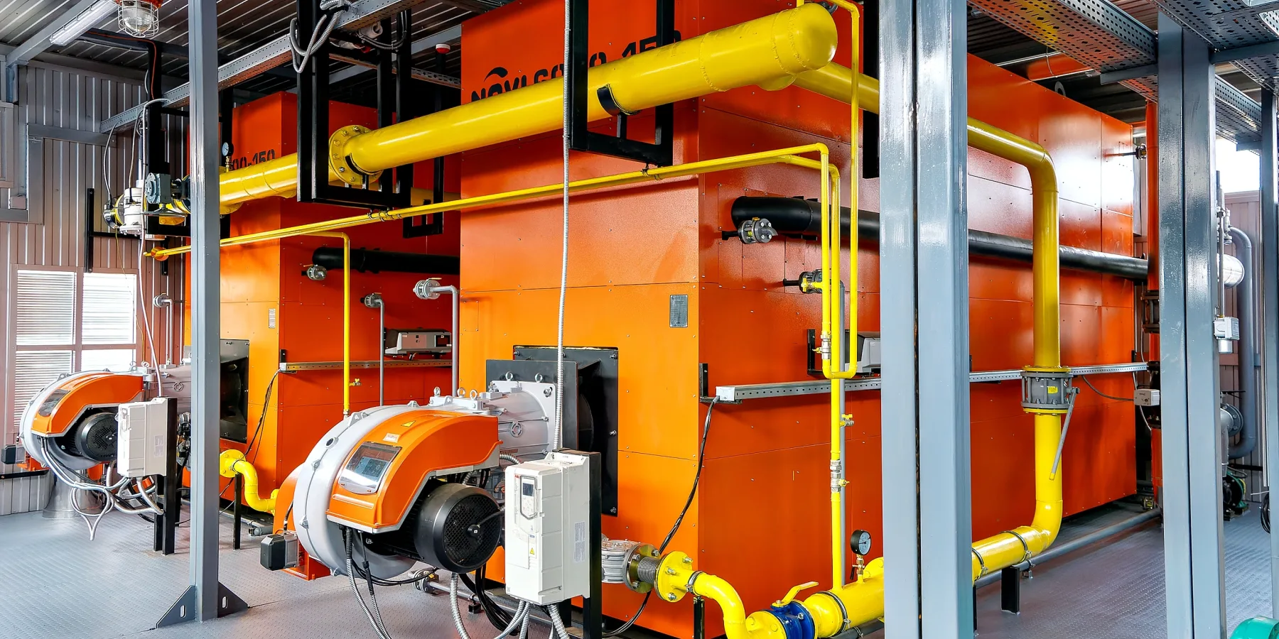 Una sala de calderas para Kharkiv, fotografiada durante una inspección de calidad en las instalaciones del fabricante.