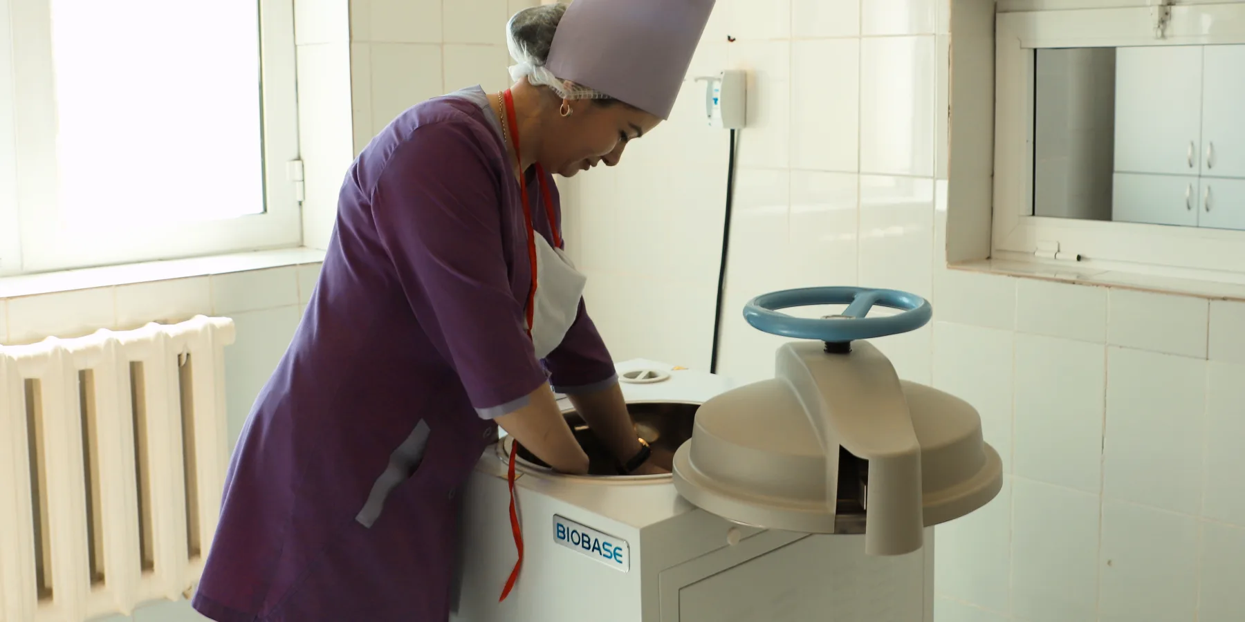 El personal de salud utiliza el nuevo equipo especializado adquirido por UNOPS.