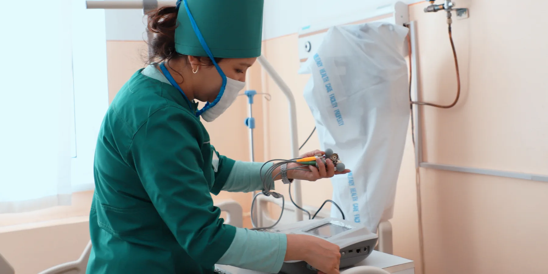 El personal de salud utiliza el nuevo equipo especializado adquirido por UNOPS.