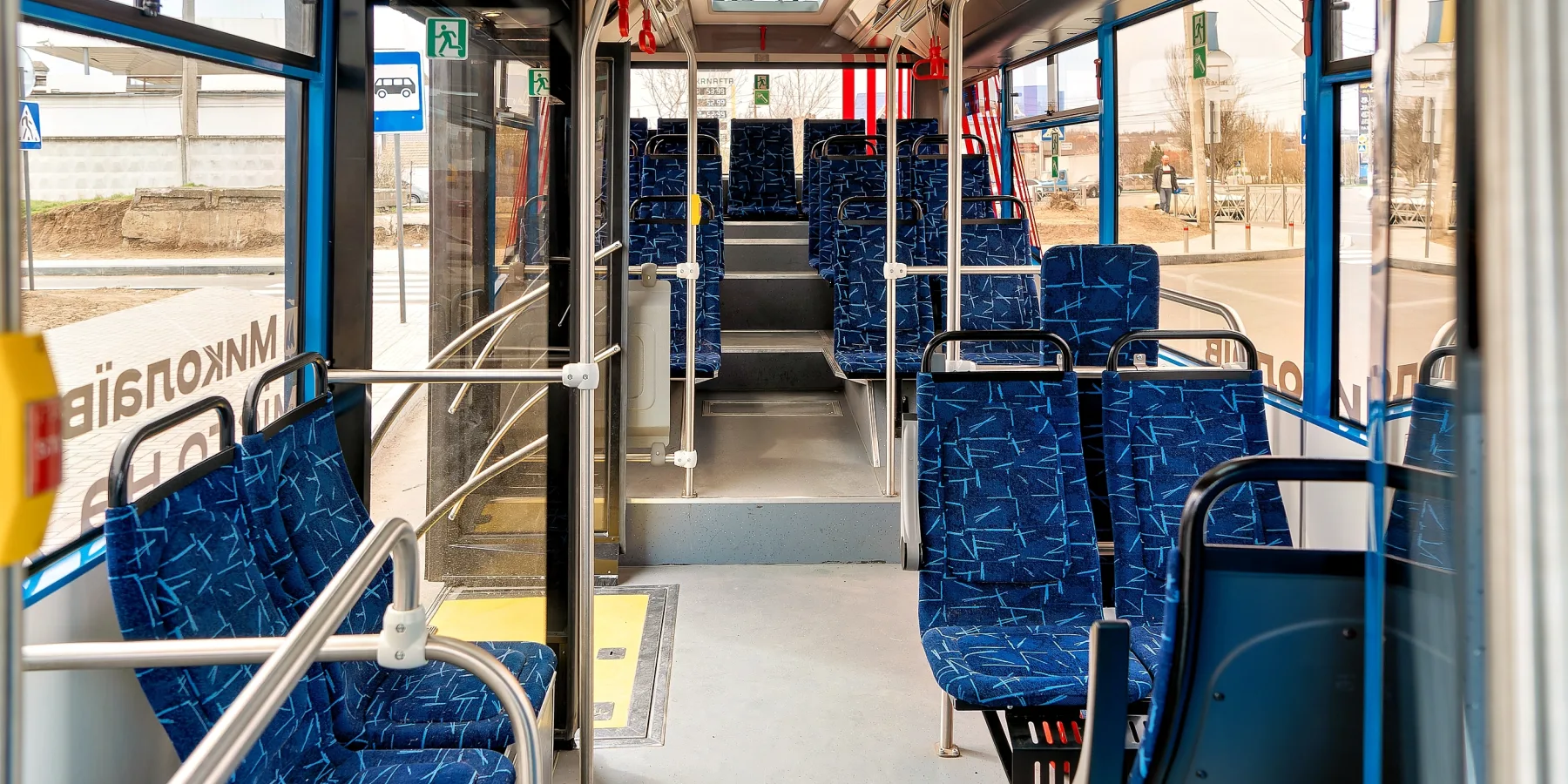 Interior de un autobús urbano recién entregado en Mykolaiv, que ofrece asientos limpios y espaciosos y acceso sin escalones para garantizar la igualdad en la movilidad urbana.