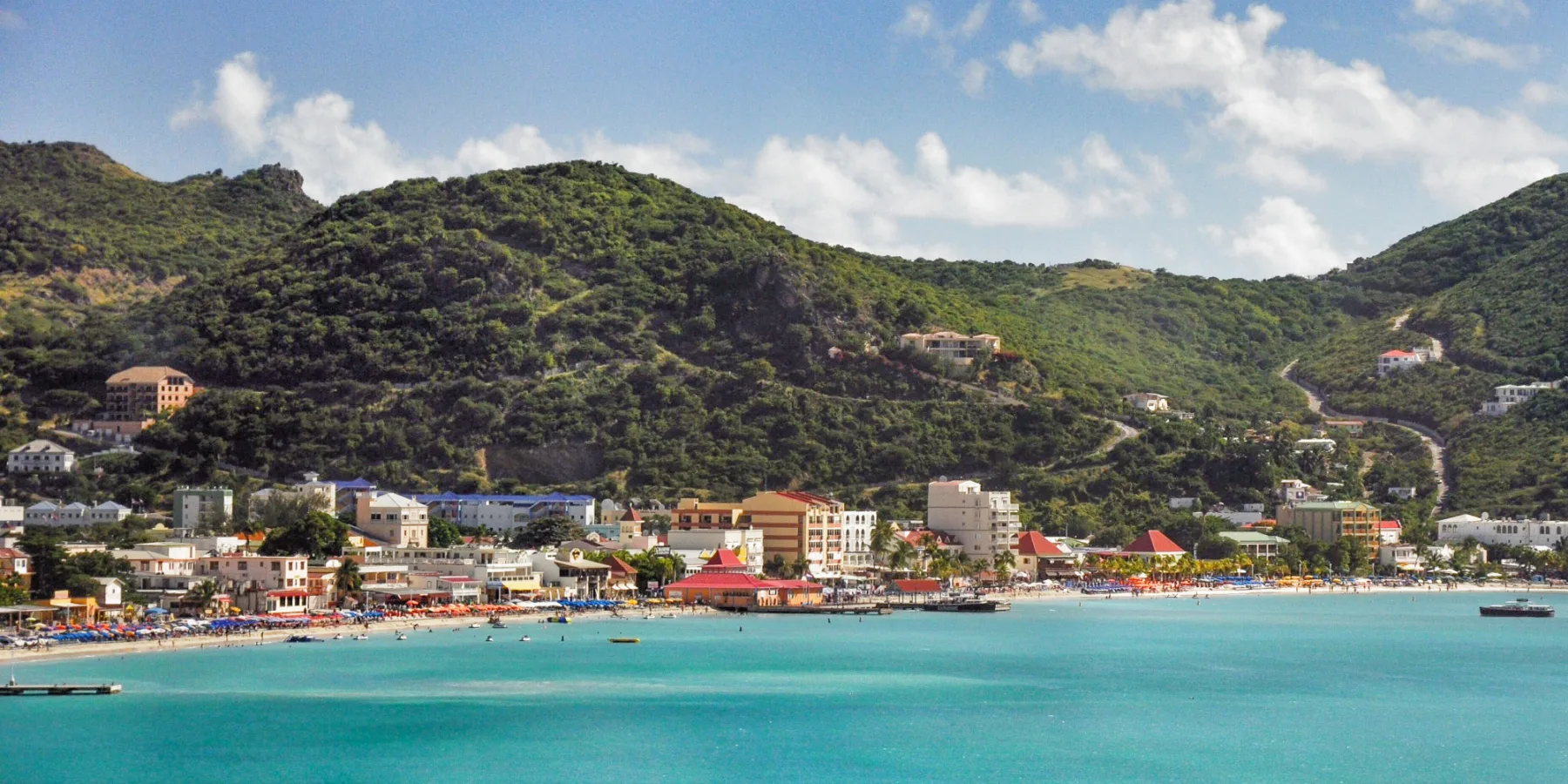 Playa de Great Bay, en Philipsburg (Sint Maarten), una ciudad costera del Gran Caribe donde los ecosistemas marinos sustentan los medios de subsistencia, el turismo y la seguridad alimentaria, que cada vez se ven más afectados por el cambio climático y la degradación ambiental. Fortalecer la gobernanza de los océanos es vital para salvaguardar estas comunidades.