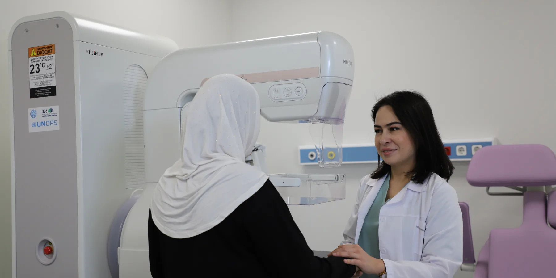 Ahora todas las regiones del país pueden realizar exámenes periódicos a las mujeres mayores de 40 años, incluyendo imágenes mamarias. Estas imágenes se envían a un centro de lectura central en Taskent, donde el personal de radiología las analiza utilizando sistemas de lectura avanzados, adquiridos por UNOPS. Si se detectan signos de cáncer, se cita a las pacientes para realizarles más pruebas.