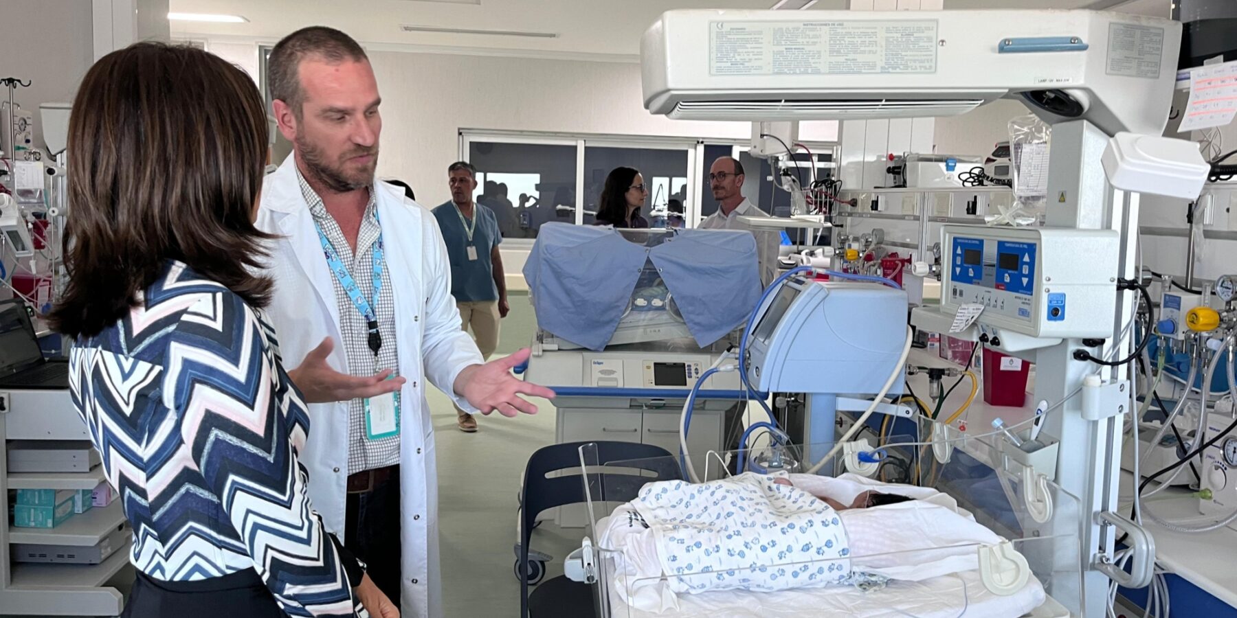 Dalila Gonçalves, UNOPS Regional Director for Latin America & the Caribbean, looks at newly delivered equipment at the maternal and child health services of the new María Humphreys Hospital.