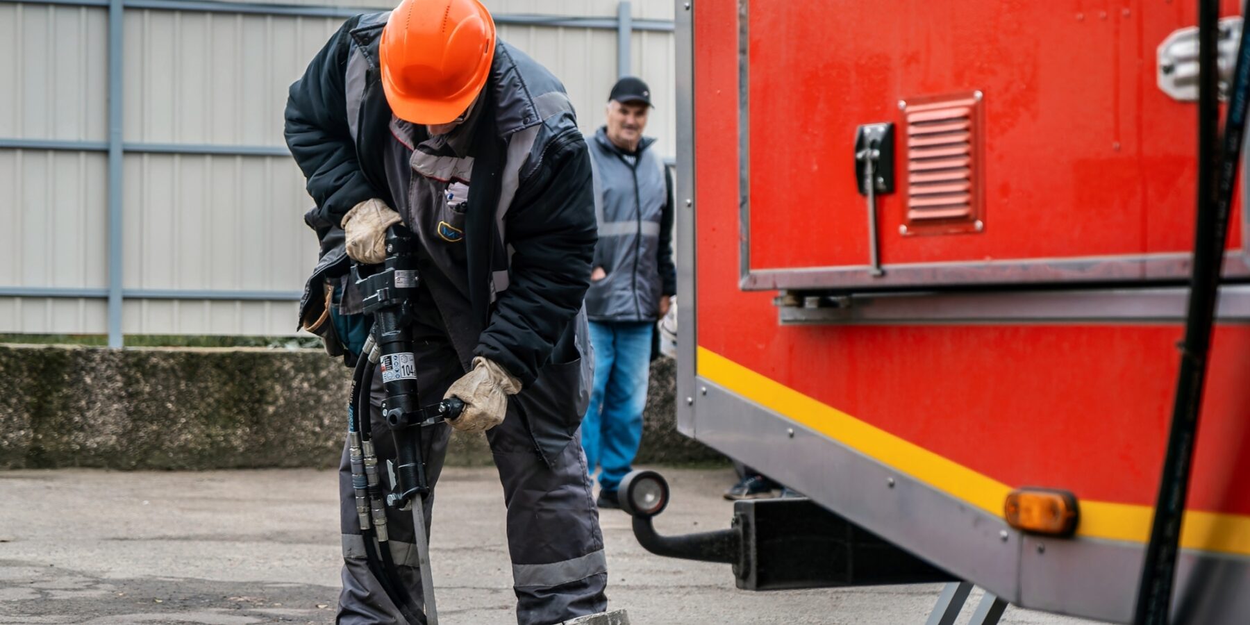 Un membre du personnel de Mykolaiv-obl-teplo-energo s’entraîne à perforer du béton.
