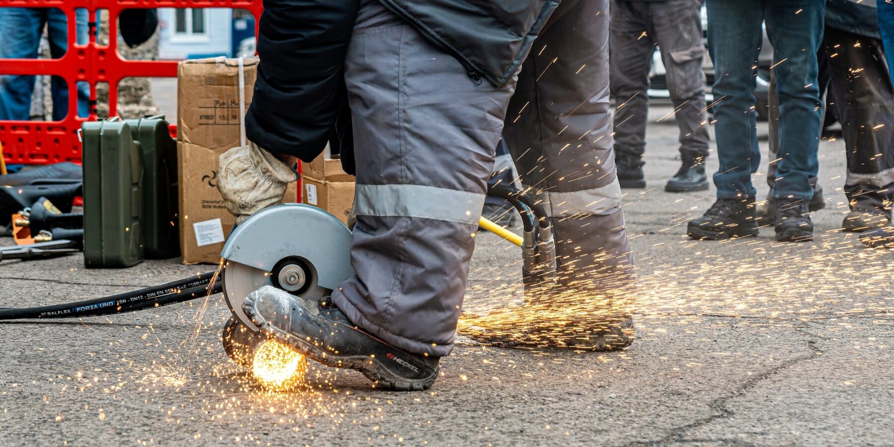 Un soudeur de Mykolaiv-obl-teplo-energo s’entraîne à utiliser les équipements du véhicule d’urgence.