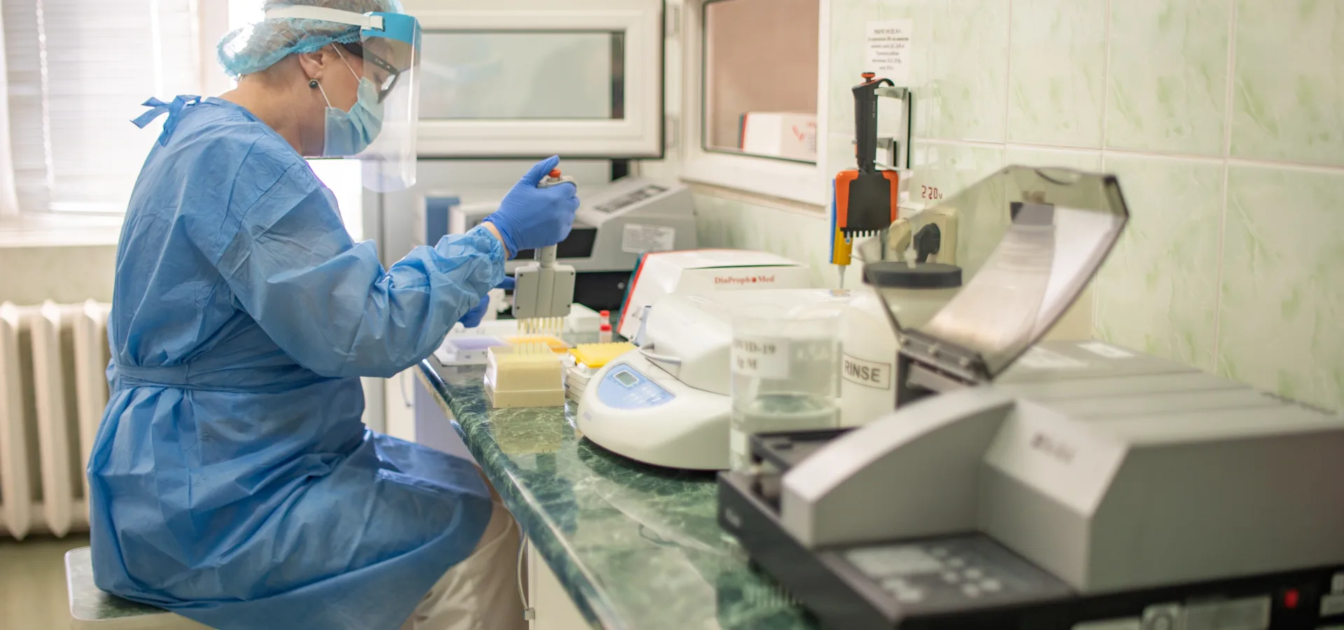 A Station employee is analysing donor blood to make sure it is safe for further use. Photo from March 2023