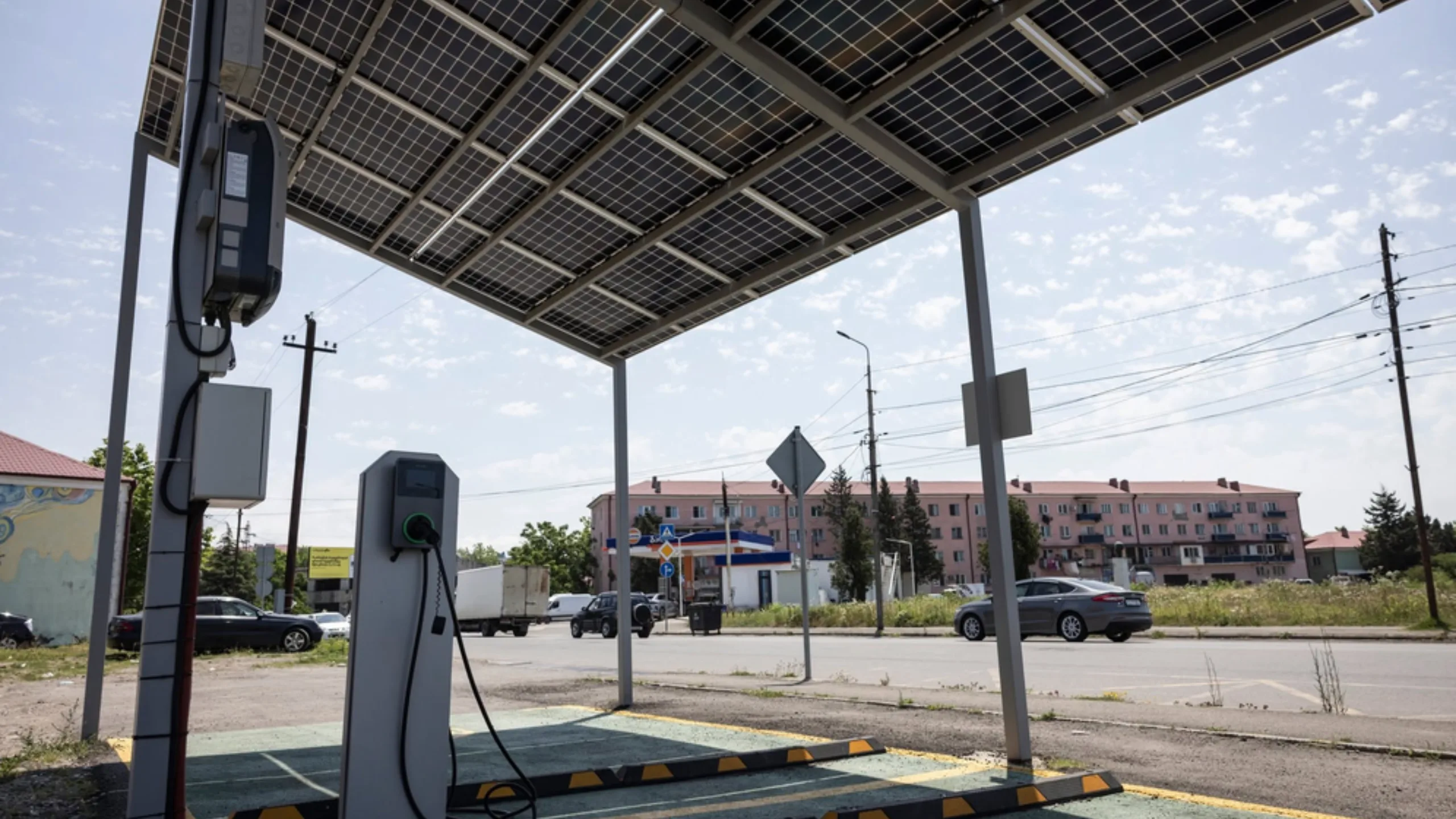 Des bornes de recharge pour véhicules électriques dans la ville de Poti, en Géorgie. Photo: PNUD/Irakli Dzneladze