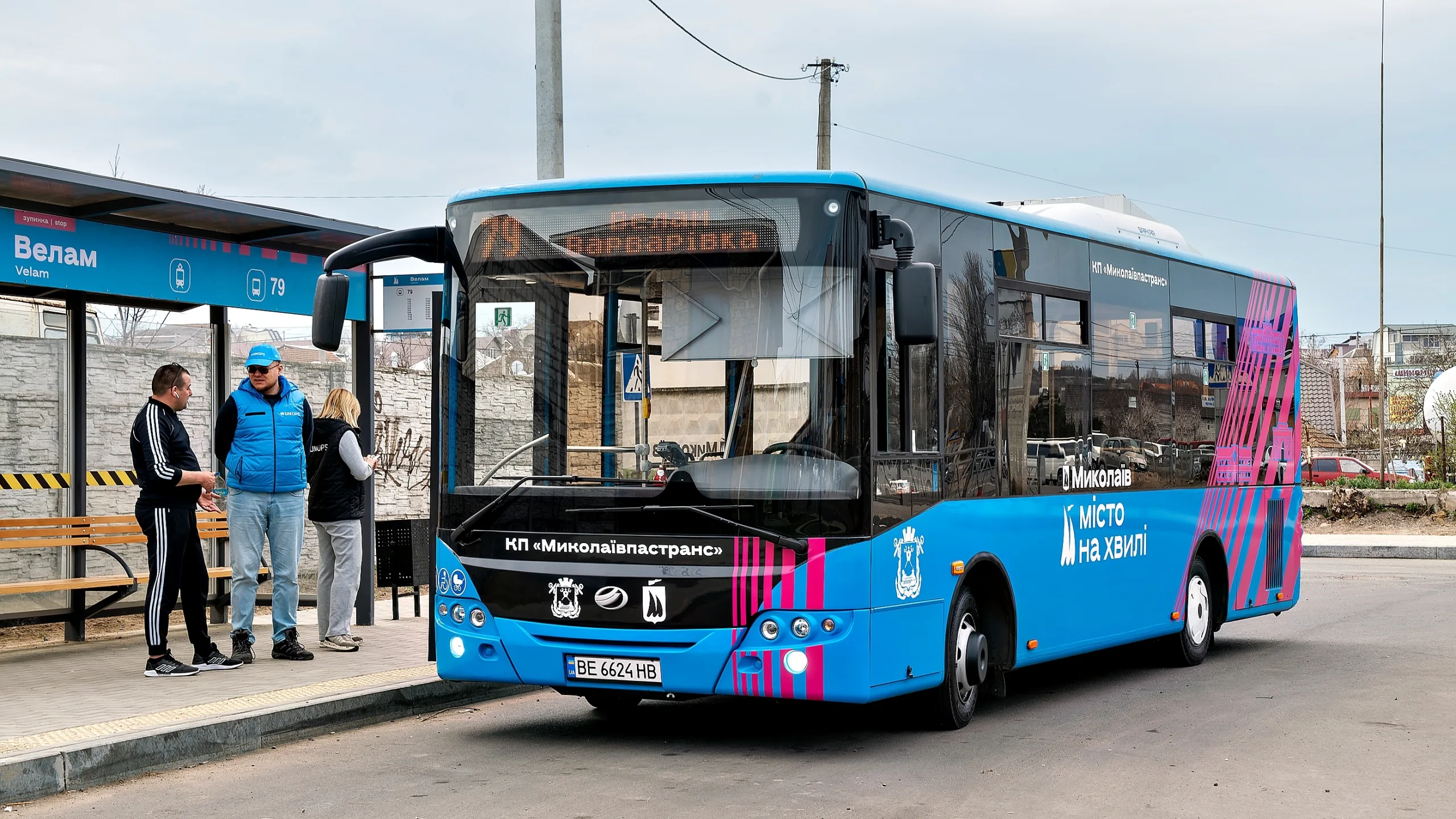 Un nuevo autobús que presta servicio en la ruta 79 en Mykolaiv, adquirido por UNOPS, mejora el acceso al transporte público para comunidades como la de Varvarivka.