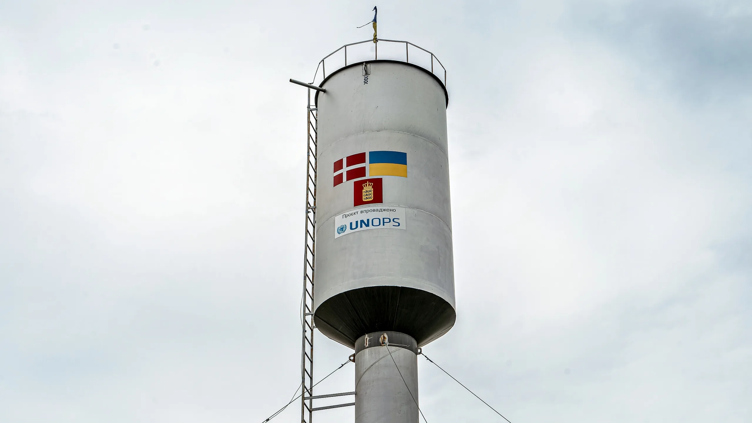 Una nueva torre de agua en Lymany, en la comunidad de Halytsynove, adquirida por UNOPS gracias a la financiación del Gobierno de Dinamarca, contribuye a mejorar el acceso de la comunidad local al agua.