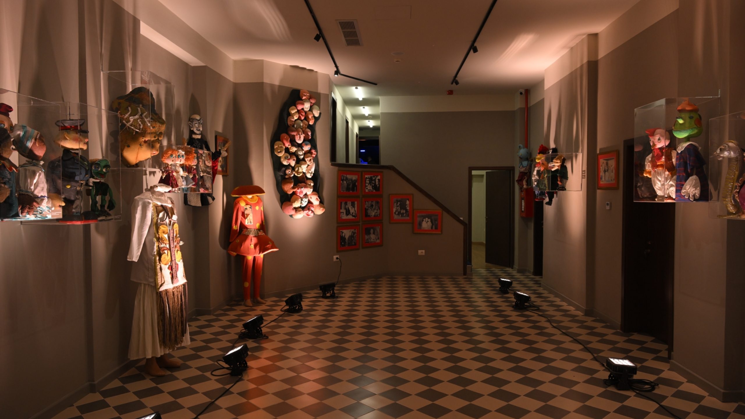 La entrada del Teatro de Marionetas muestra una vibrante exposición de marionetas, trajes y fotografías históricas que celebran décadas de creatividad y narración.