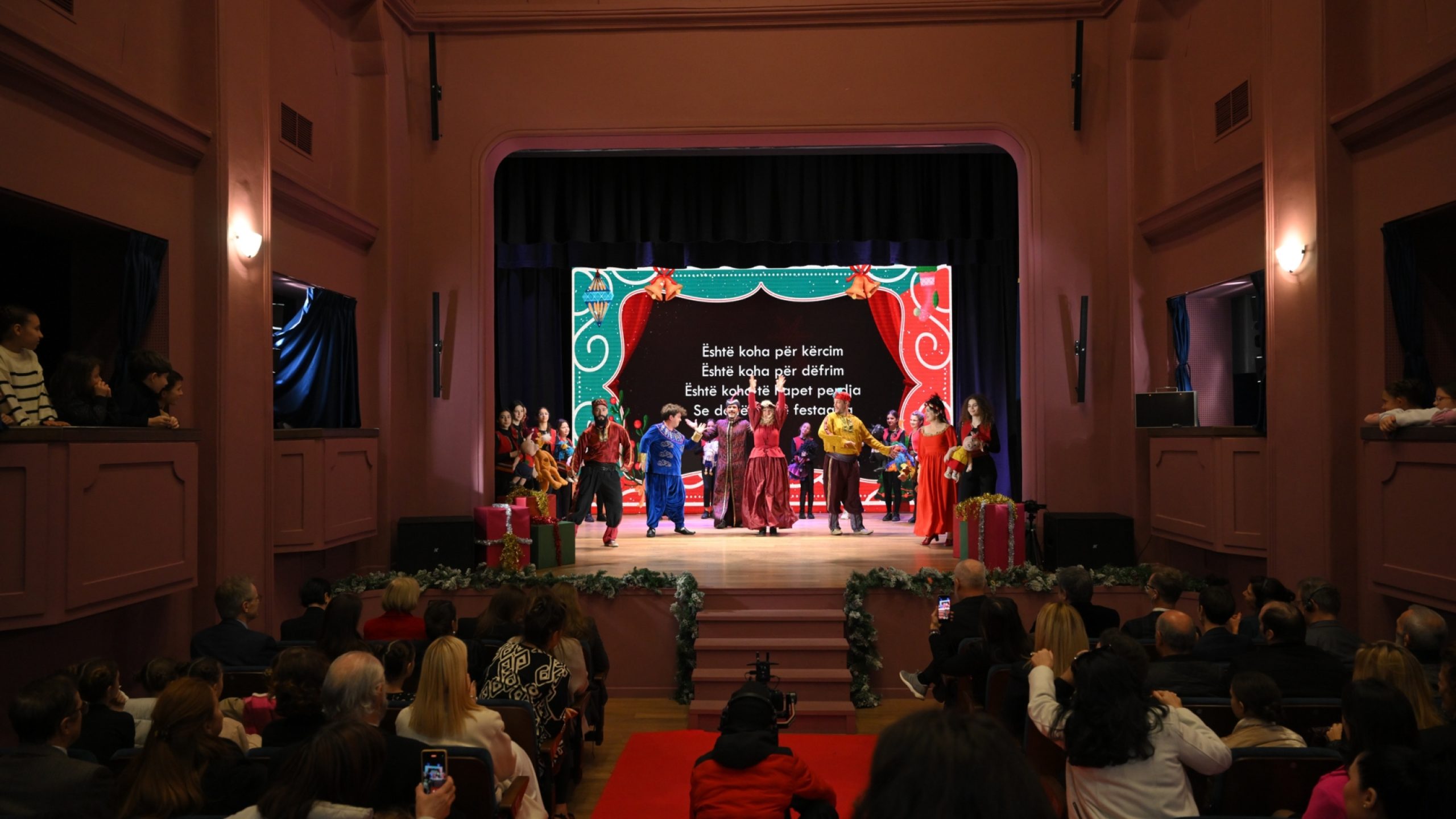 Una actuación festiva en la reapertura del Teatro de Marionetas, con disfraces, música alegre y jóvenes intérpretes, celebra el renacimiento del teatro como centro de creatividad y patrimonio cultural.
