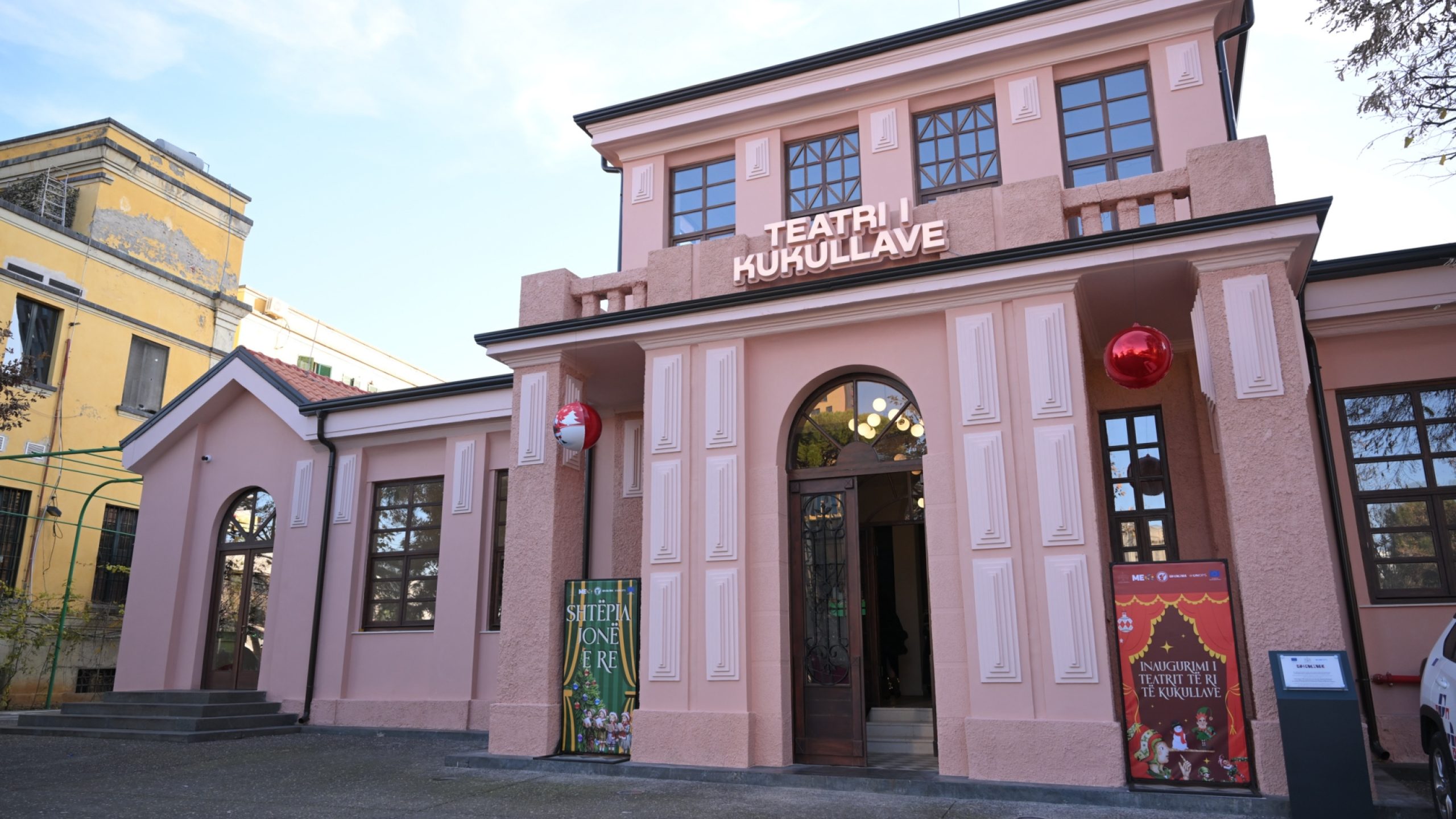 La fachada restaurada del Teatro Nacional de Marionetas de Tirana refleja su encanto histórico y su cuidadosa renovación. El edificio revitalizado está listo para acoger representaciones para niños, niñas y familias.