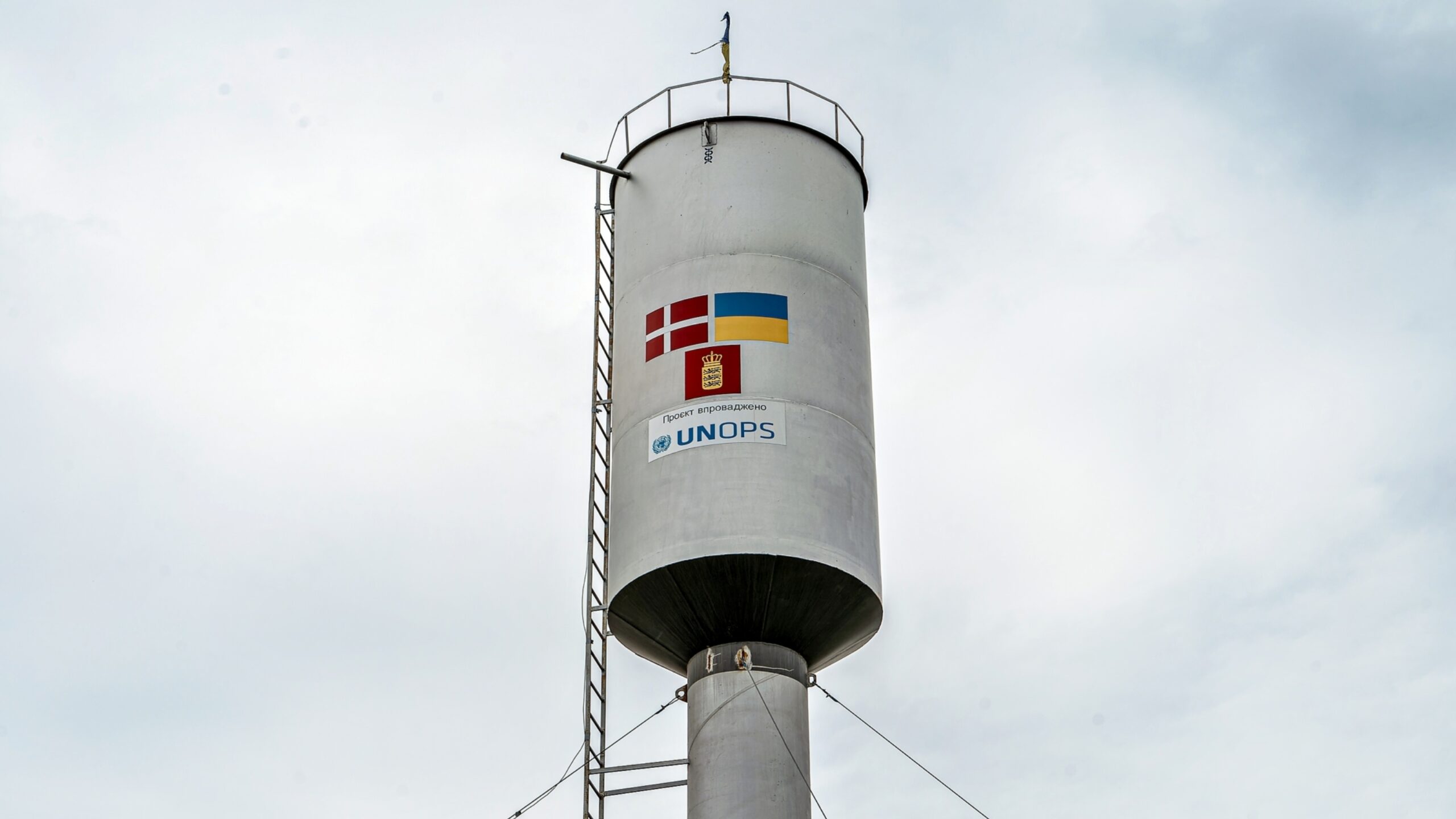 À Lymany, dans la communauté de Halytsynove, un nouveau château d’eau, dont le processus d’achat a été géré par l’UNOPS avec un financement du gouvernement danois, contribue à améliorer l’accès à l’eau pour la communauté.