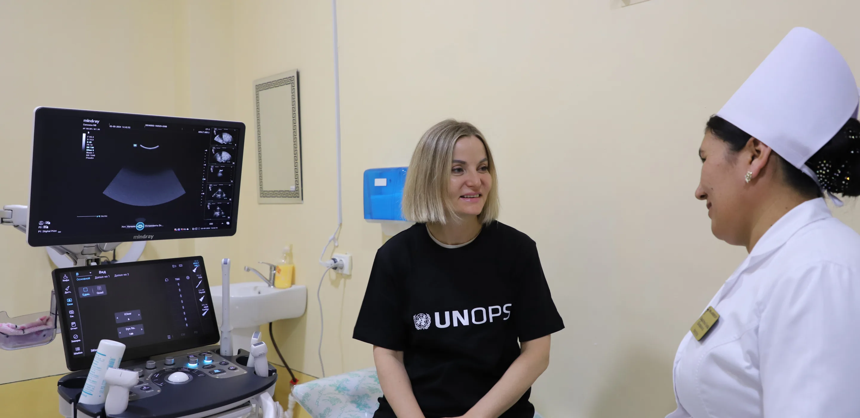 Une travailleuse de la santé fait part de son expérience à l’équipe de l’UNOPS concernant l’utilisation d’équipements récemment livrés.