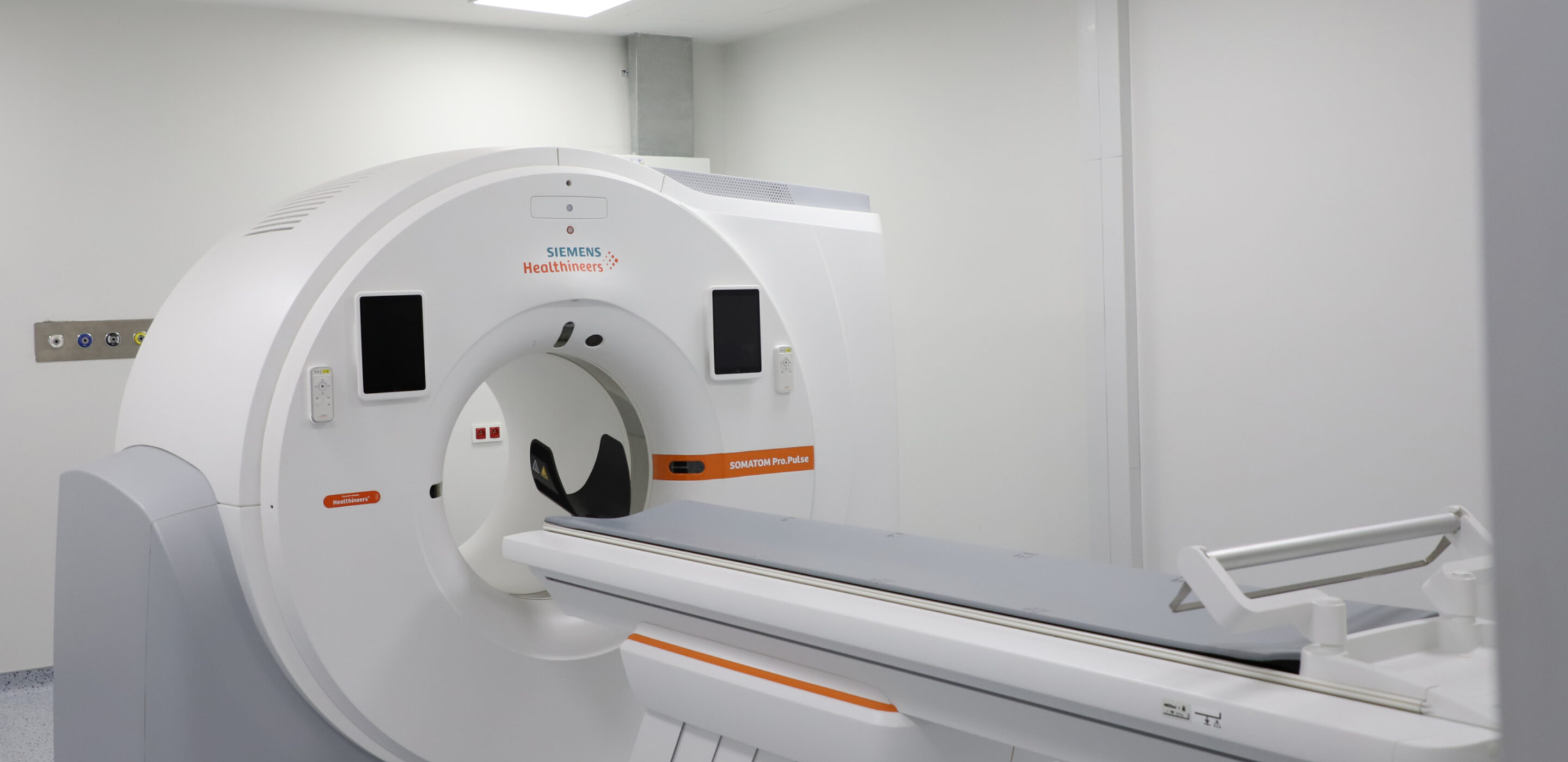 Escáner de tomografía por emisión de positrones y de tomografía computarizada adquirido por UNOPS, ahora disponible gratuitamente para las pacientes en Uzbekistán.
