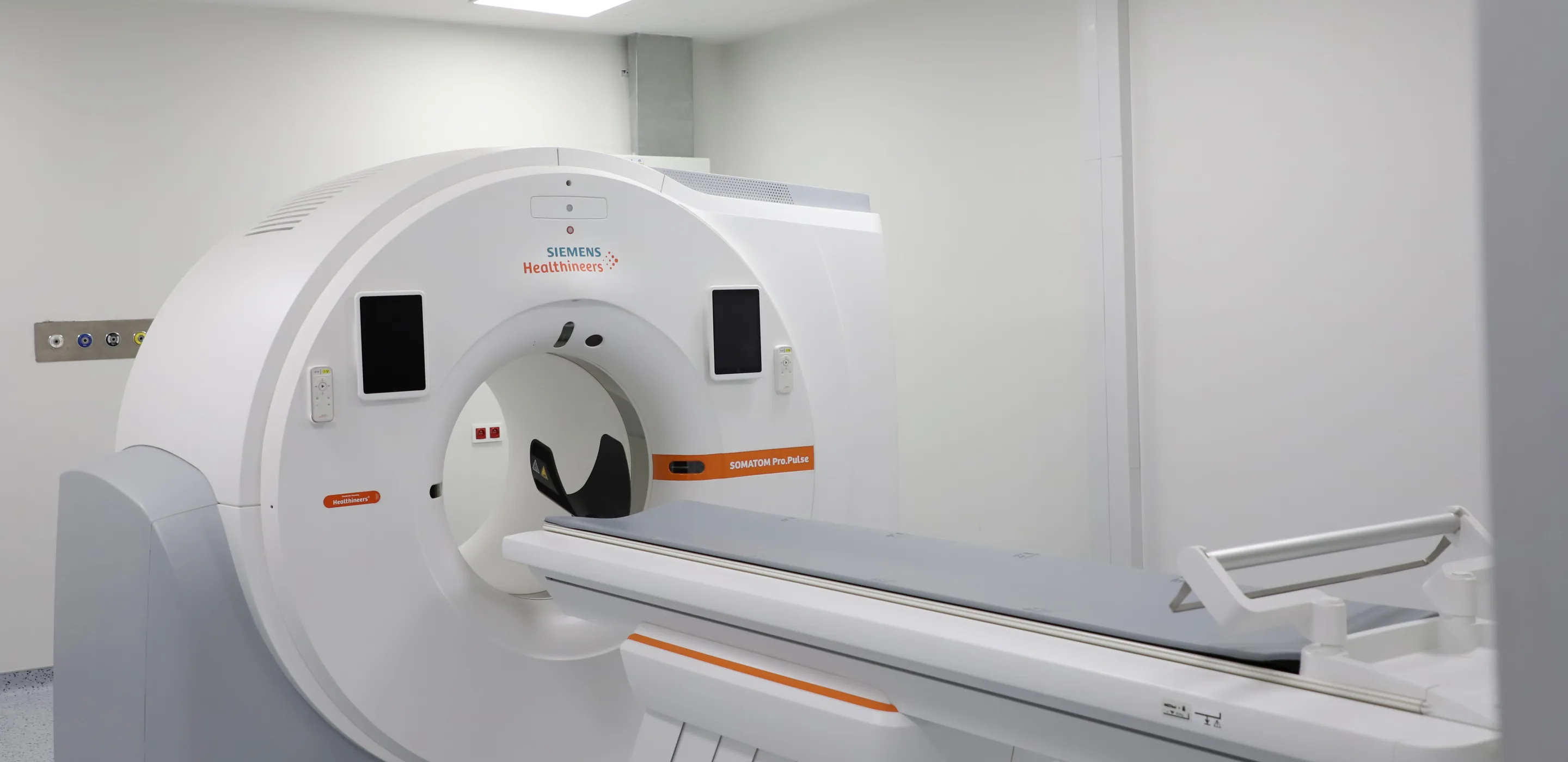 Escáner de tomografía por emisión de positrones y de tomografía computarizada adquirido por UNOPS, ahora disponible gratuitamente para las pacientes en Uzbekistán.