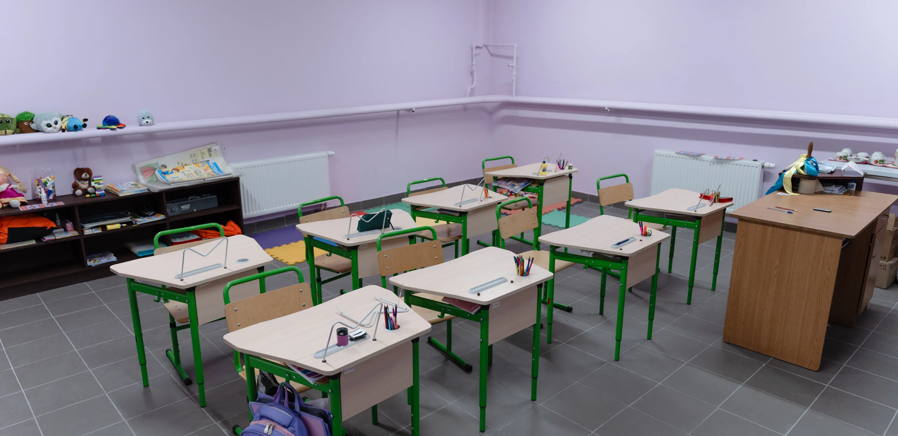 Un aula equipada en el refugio renovado por UNOPS, utilizada por estudiantes de diferentes cursos para diversas actividades extracurriculares.