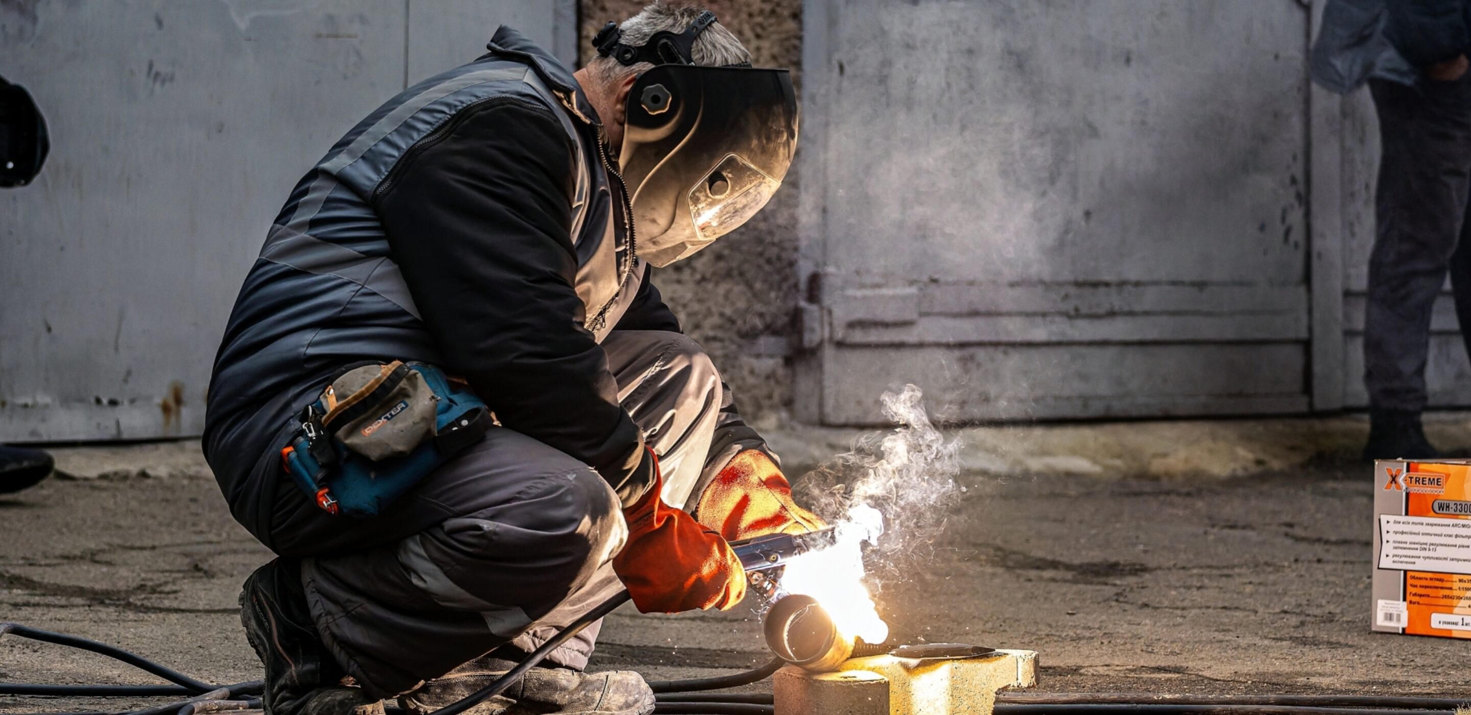 Un soudeur de Mykolaiv-obl-teplo-energo s’entraîne à utiliser les équipements du véhicule d’urgence.