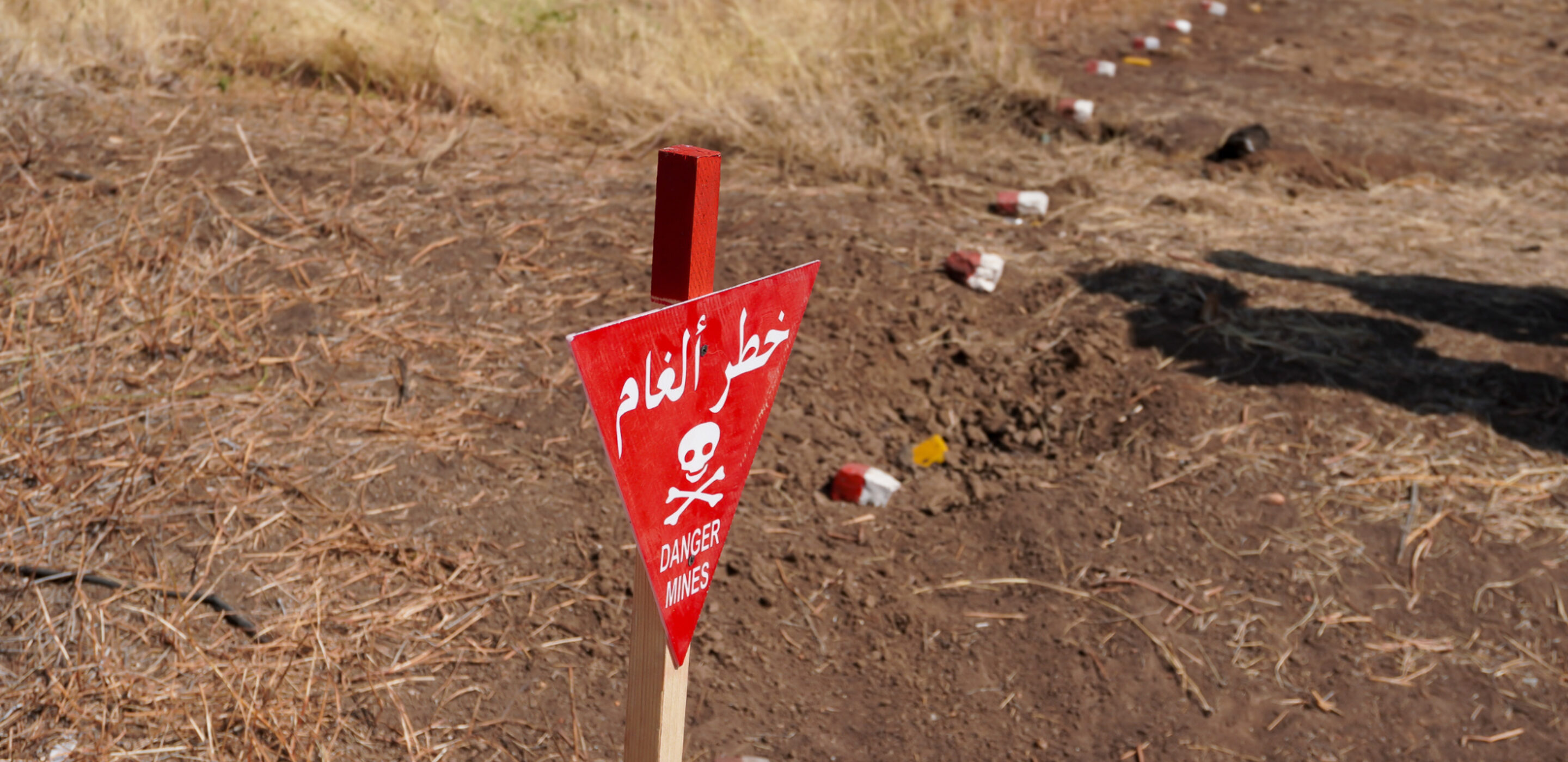 Un panneau d’avertissement signale une zone dangereuse dans le centre de Khartoum. La contamination généralisée limite les déplacements et met en danger les membres de la population civile qui rentrent à leur domicile.