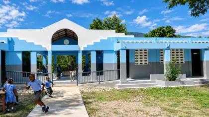 Miles de niñas y niños se benefician de escuelas más seguros y resilientes al cambio climático en Haití