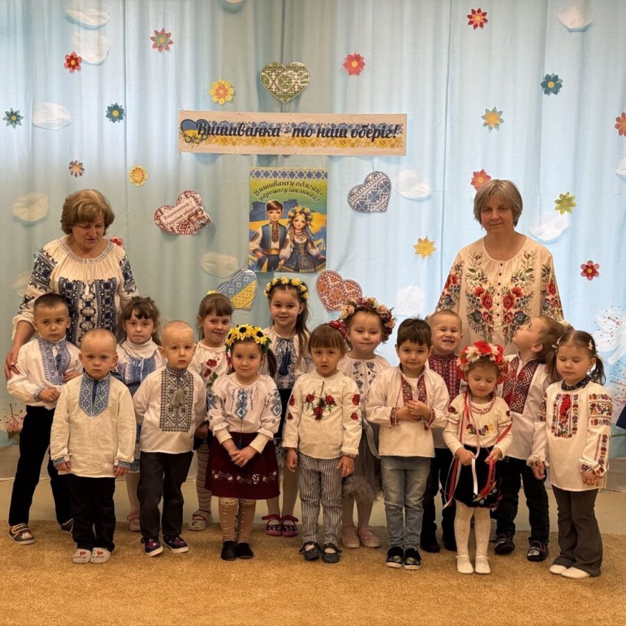 El alumnado y sus docentes posan con sus tradicionales vyshyvankas ucranianas para celebrar su esperado regreso al centro preescolar rehabilitado.