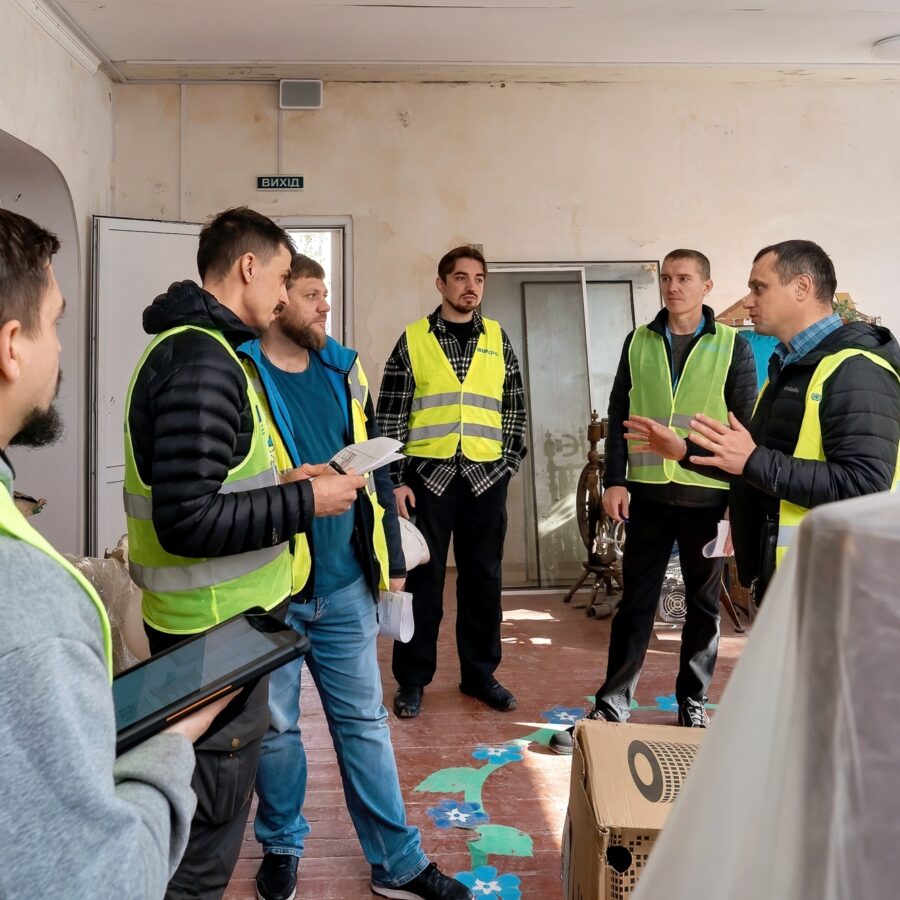 Ingenieros y contratistas se reúnen en el interior del centro dañado para coordinar las obras de reparación y colaboran para devolver la vida a las instalaciones.