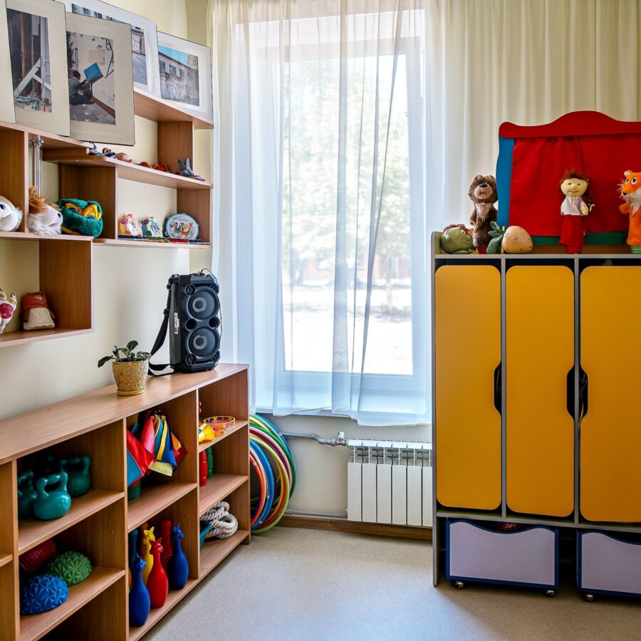 Un aula revitalizada, ahora llena de juguetes, marionetas y material didáctico en las nuevas estanterías muestra las reformas en el interior del centro.