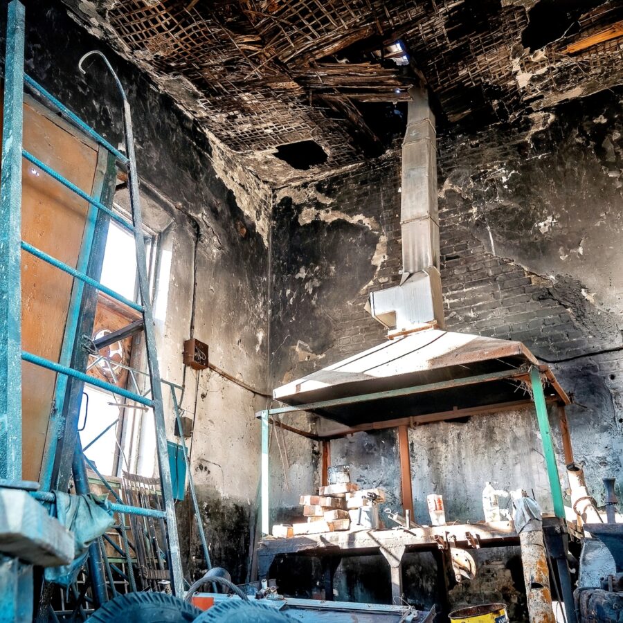 Un taller de la escuela destruido por el fuego. Durante la ocupación, se destruyeron talleres y se robaron equipos y maquinaria de gran valor.