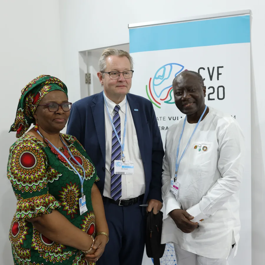 Le Directeur exécutif par intérim de l’UNOPS Jens Wandel et la directrice et représentante de l’UNOPS au Ghana Ifeoma Charles-Monwuba rencontrent le ministre ghanéen des Finances et de la Planification économique Ken Ofori-Atta.