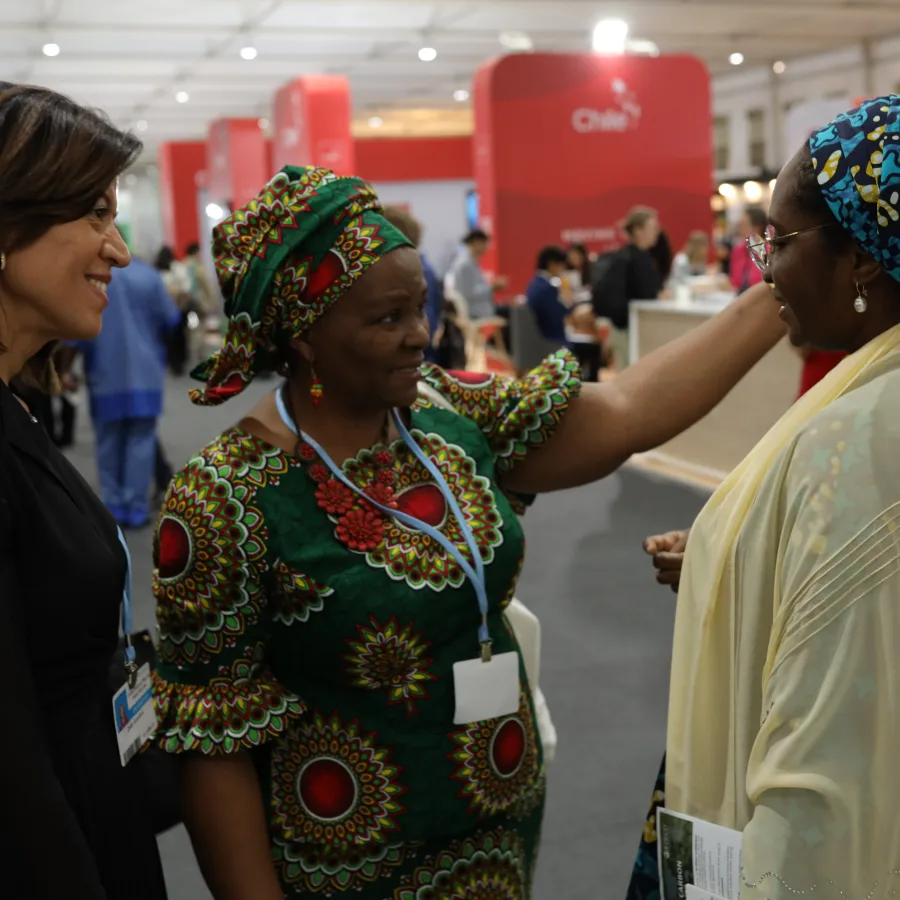 La directrice régionale adjointe de l’UNOPS pour l’Afrique Dalila Gonçalves et la directrice et représentante de l’UNOPS au Ghana Ifeoma Charles-Monwuba rencontrent la ministre nigérienne des Finances Zainab Ahmed.
