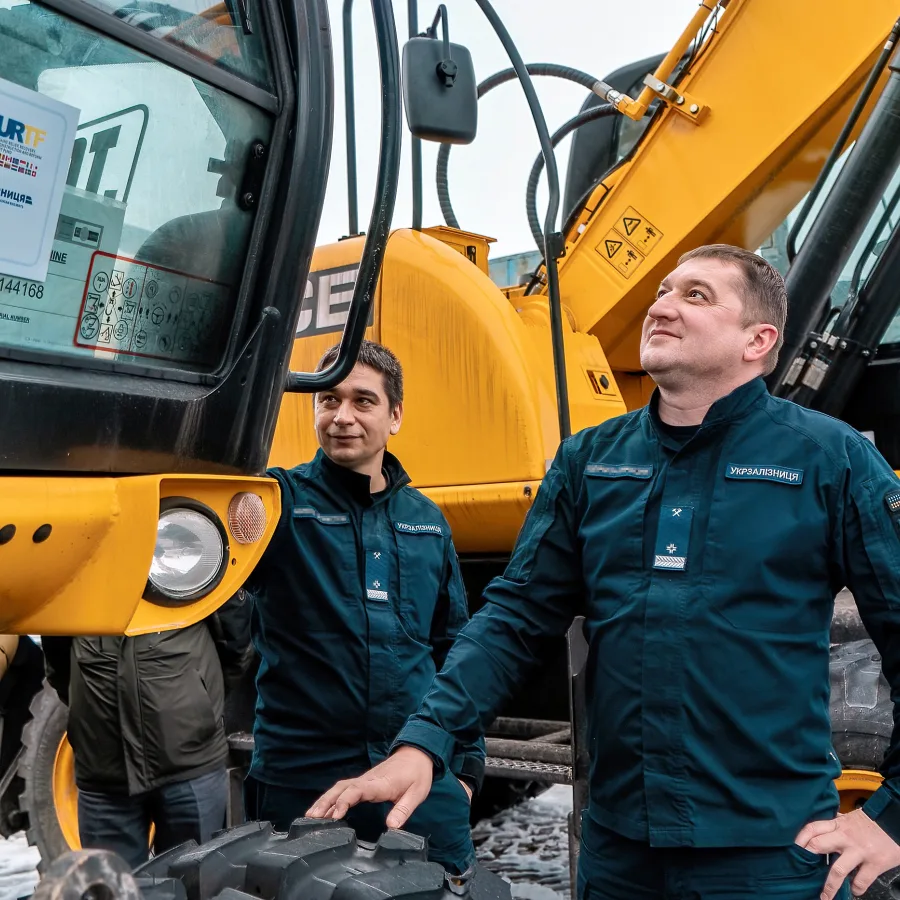 Des membres du personnel de la société des chemins de fer d’Ukraine inspectent des excavatrices qui viennent d’être livrées.