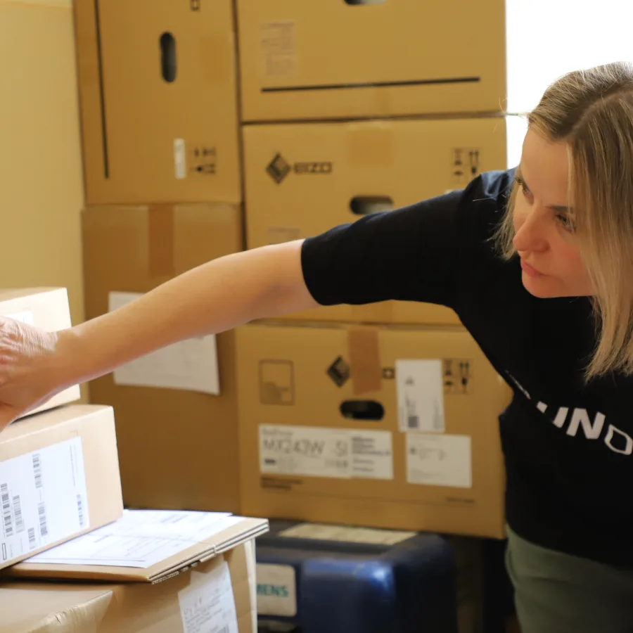 Aleksandra, de l’équipe des achats de l’UNOPS, inspecte du matériel récemment livré à la branche régionale de Syrdarya du Centre médical d’oncologie et de radiologie.