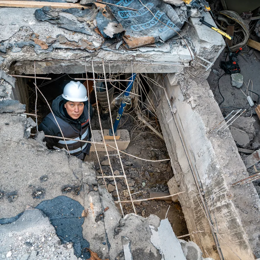 Une personne sur un chantier visant à effectuer des réparations à la structure d’un toit.