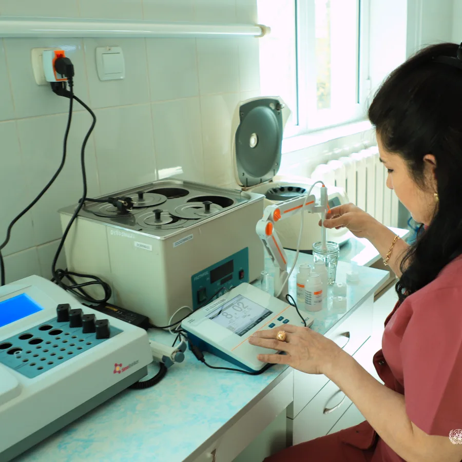 El personal de salud utiliza el nuevo equipo especializado adquirido por UNOPS.