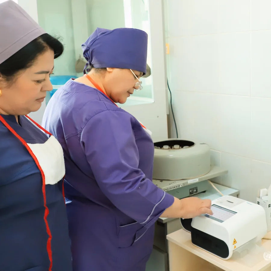 El personal de salud utiliza el nuevo equipo especializado adquirido por UNOPS.