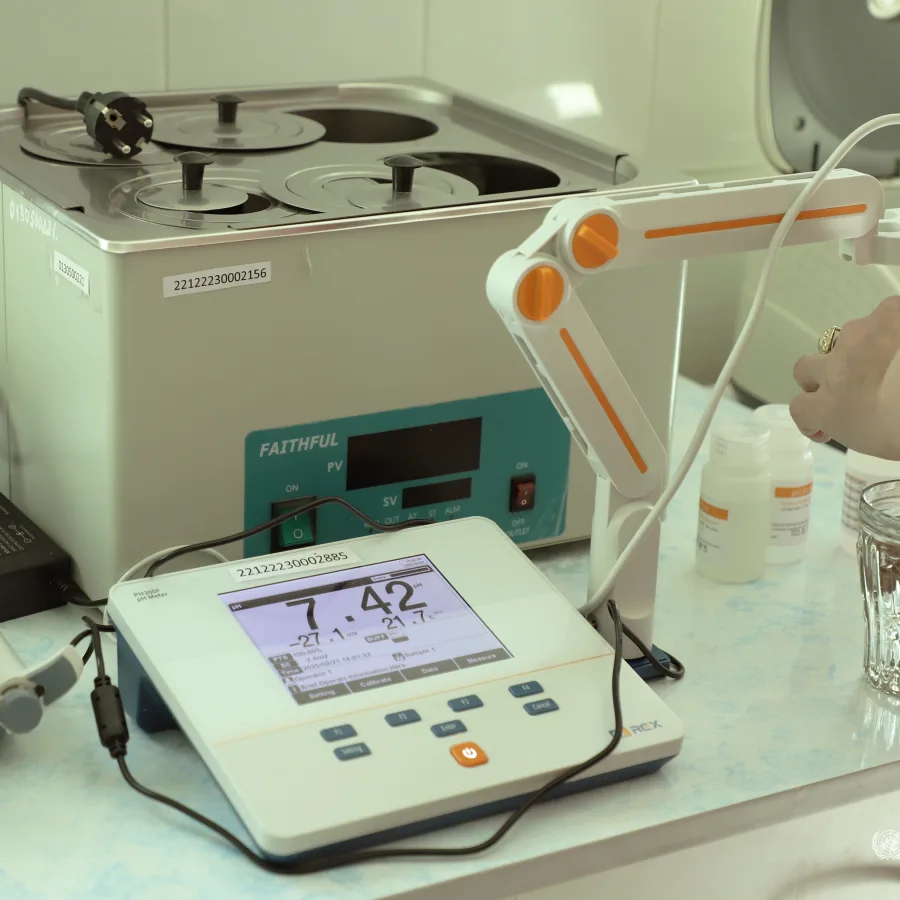 Medidor de pH: Mide la acidez o alcalinidad de los líquidos, lo cual es esencial para garantizar reacciones químicas o biológicas correctas en los procesos de laboratorio.