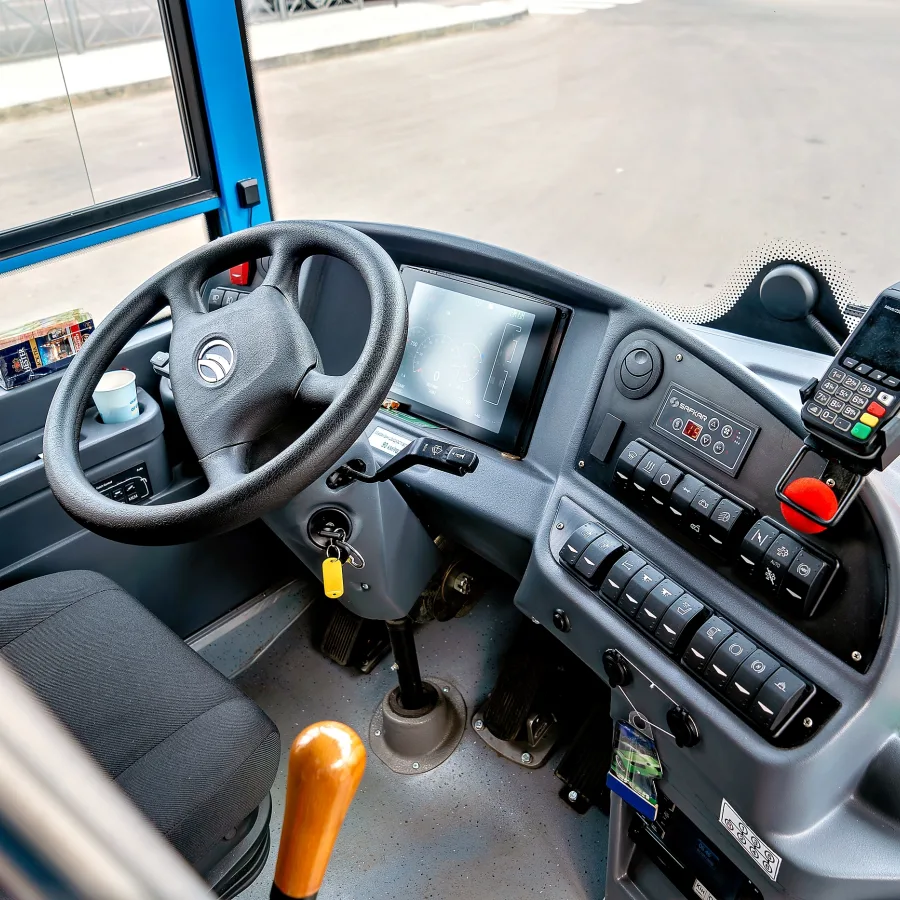 La cabina de conducción de un moderno autobús urbano de Mykolaiv, equipada con controles actualizados y un sistema de pago digital para un funcionamiento más eficiente.