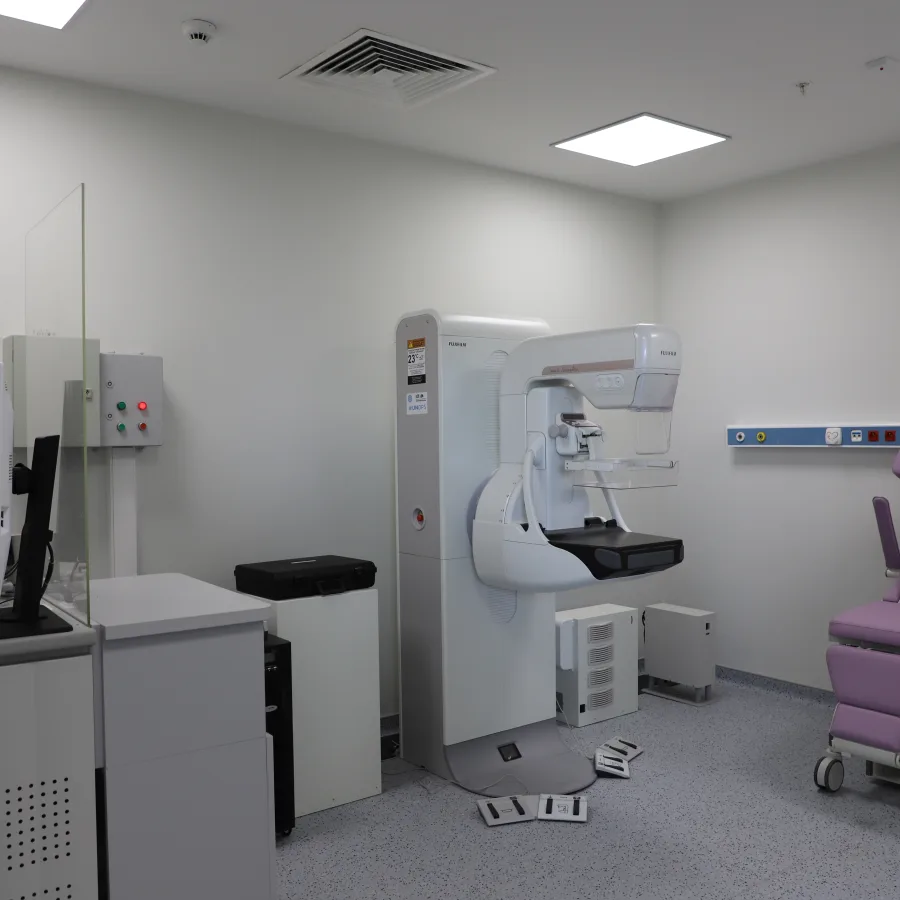 Un nuevo mamógrafo digital instalado con el apoyo de UNOPS, listo para atender a pacientes en Uzbekistán.