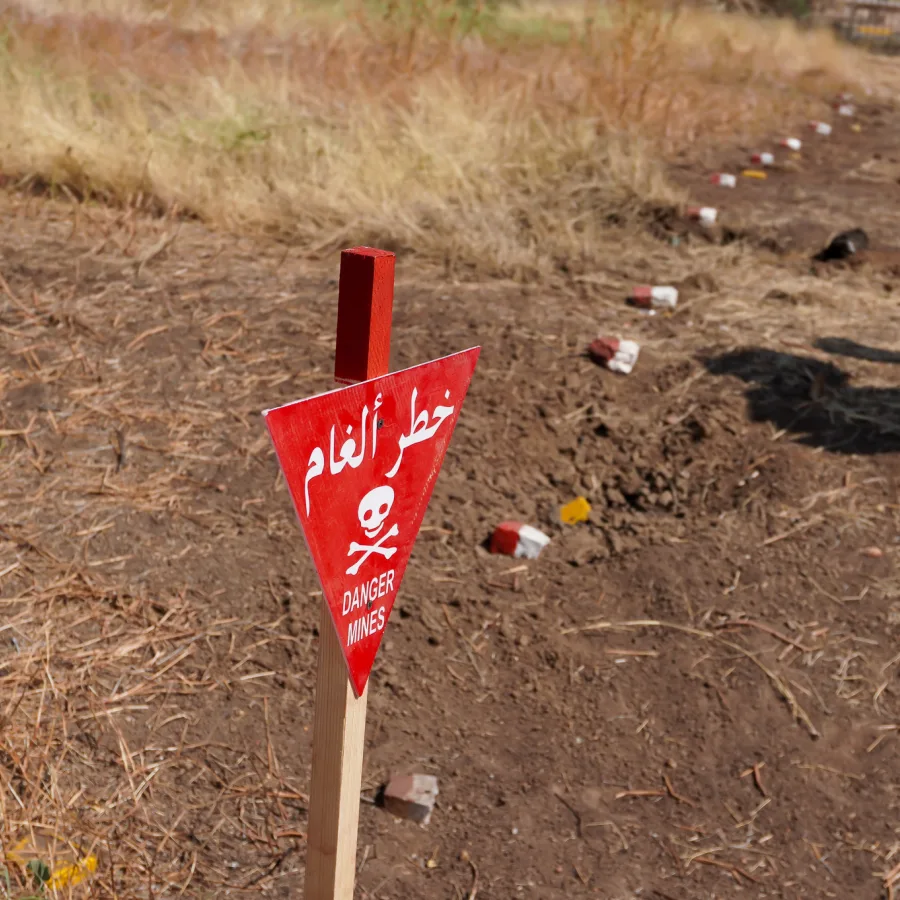 Una señal de advertencia marca una zona peligrosa en el centro de Jartum. La contaminación generalizada restringe los desplazamientos y pone en peligro a la población civil que regresa a sus hogares.