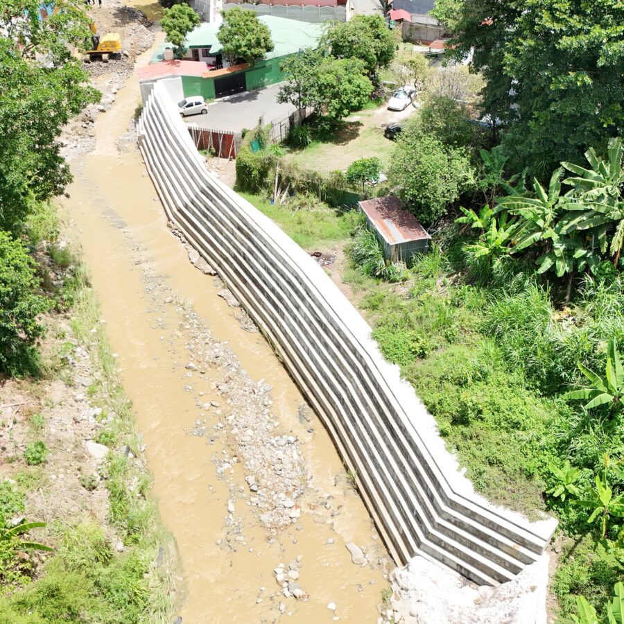 River containment works on the Cañas River