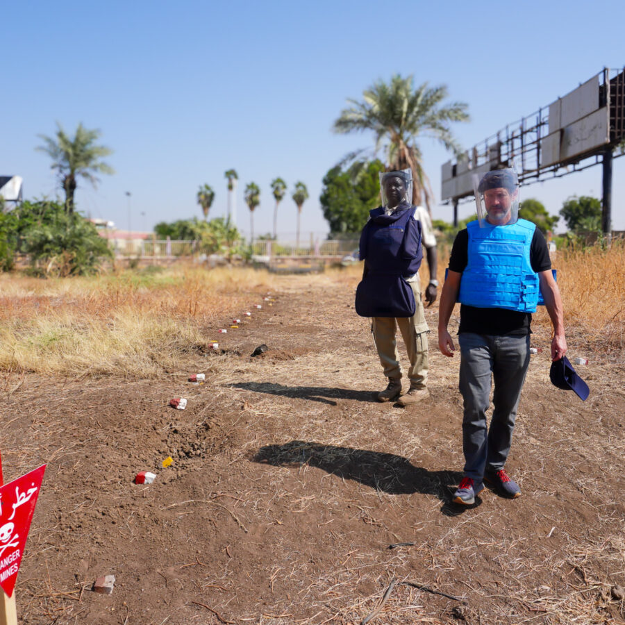 Le directeur du Groupe thématique de la paix et de la sécurité de l’UNOPS, Amir Omeragic (à gauche), inspecte un site de déminage à Khartoum où des équipes enlèvent des mines antipersonnel et antivéhicule.