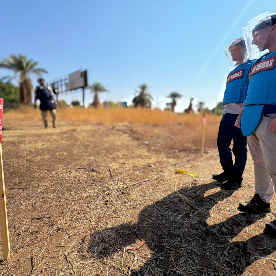 Des représentants du Programme alimentaire mondial et de l’UNOPS visitent une zone déminée. La lutte antimines est essentielle pour que les organisations humanitaires puissent acheminer des secours vitaux en toute sécurité.