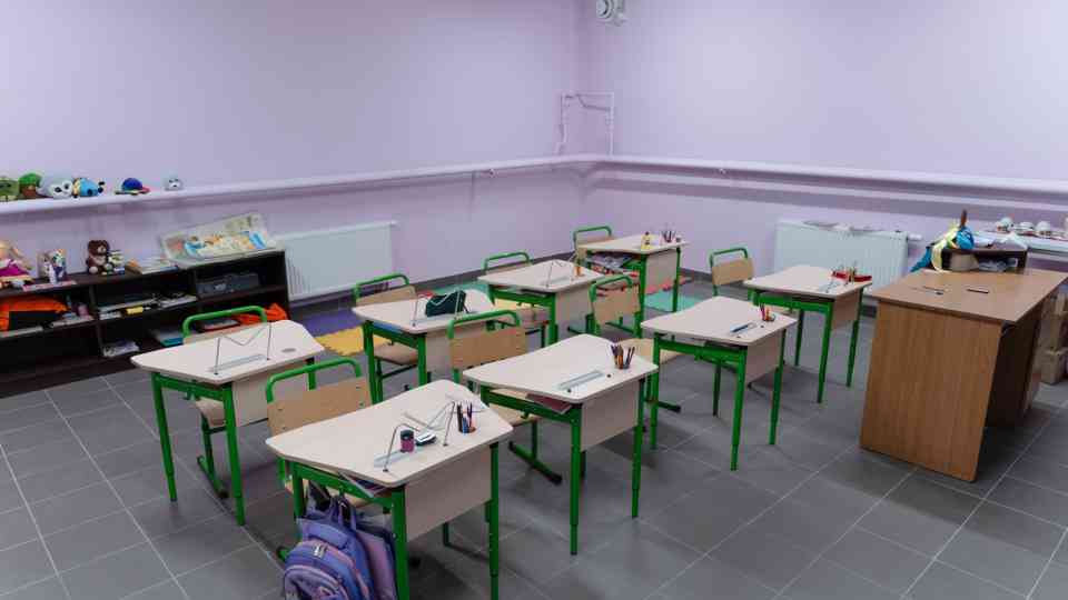 Une salle de classe équipée dans l’abri rénové par l’UNOPS, utilisée par des élèves de différentes classes pour diverses activités extrascolaires.