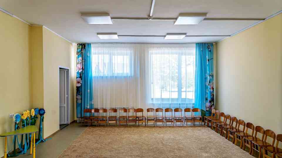 La salle d’assemblée récemment rénovée, avec ses sols propres, son éclairage lumineux et ses chaises bien alignées, est prête à accueillir les événements scolaires, les spectacles et les rassemblements.